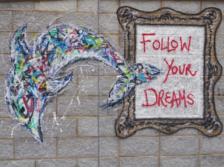 Cum să îți interpretezi visele în care ai de-a face cu oameni străini și ce mesaje ascunse ar putea avea