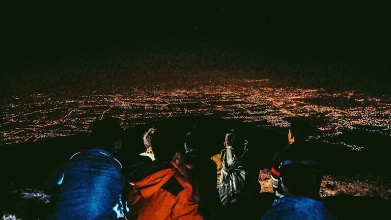 Cum să interpretezi visele în care ești într-o mare mulțime și ce înseamnă acestea despre frica de a te pierde