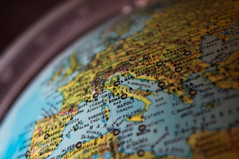 Cum influenteaza integrarea europeana si internationalizarea politica evolutia tarilor mici