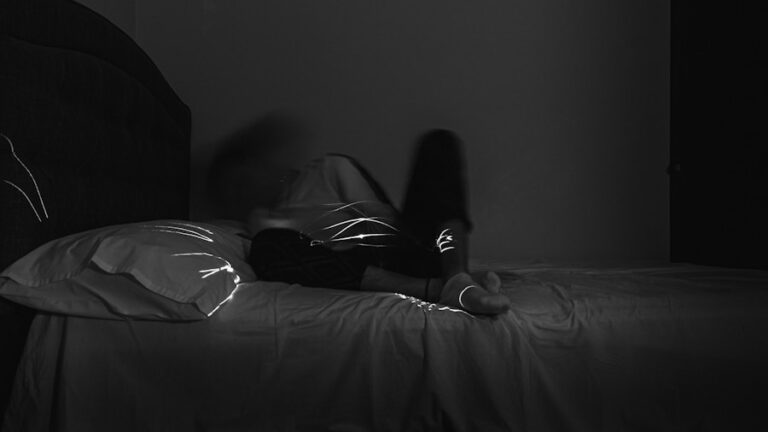 Ce înseamnă când visezi că ești urmărind și cum să înțelegi fricile din subconștientul tău