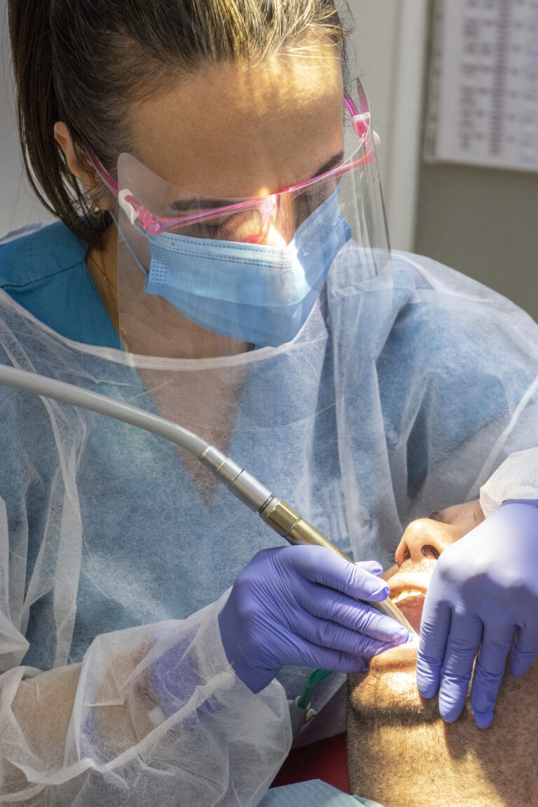 Tratamente dentare în România vs UK: diferențe de cost și calitate